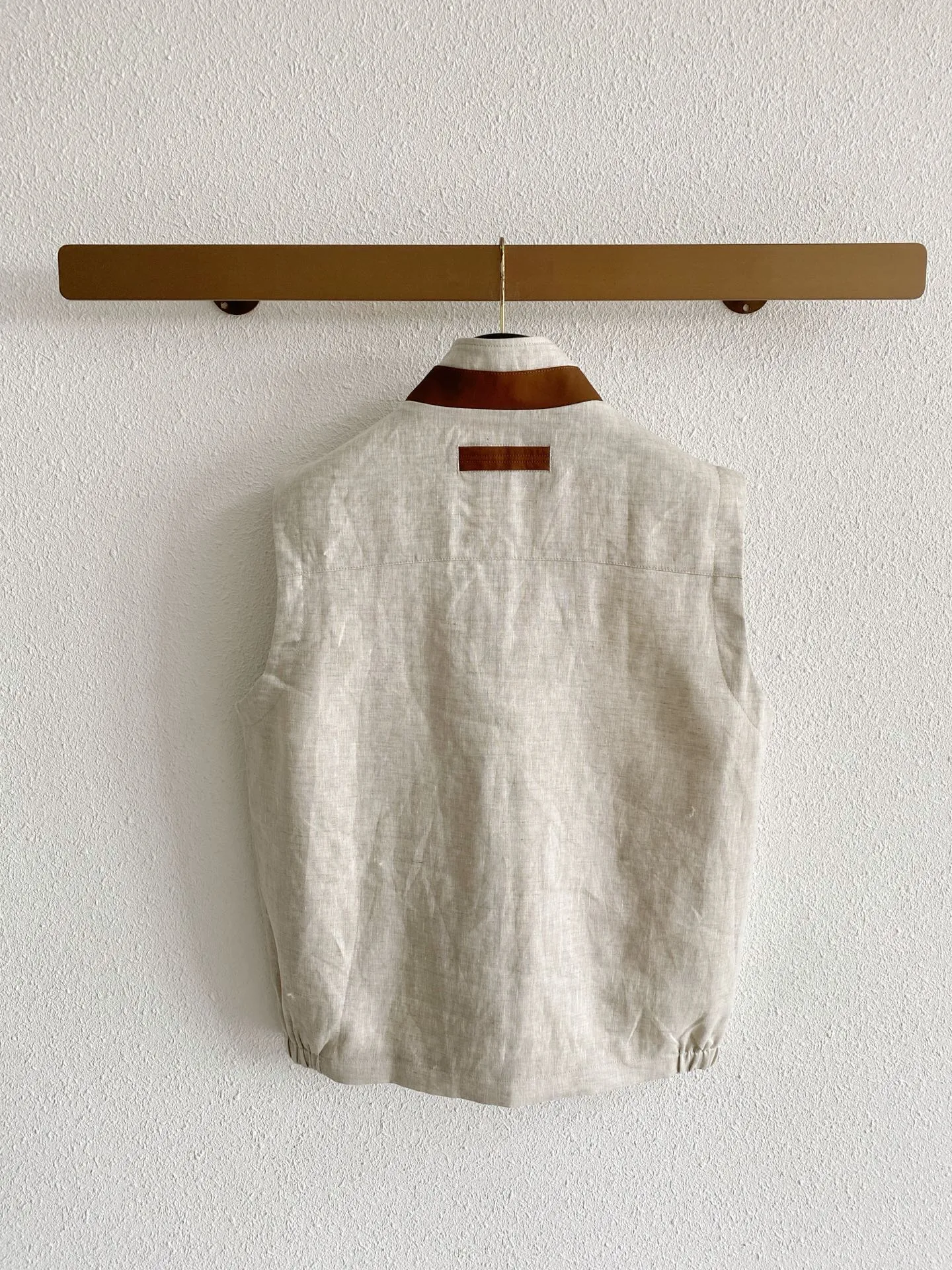 LP men's casual linen stand-collar vest, made of natural Breathable linen fabric, contrasting leather details on the collar, loose fit. The original colors are simple and elegant, and can be layered in spring and autumn to show the texture during daily commuting. Sizes:M-3XL